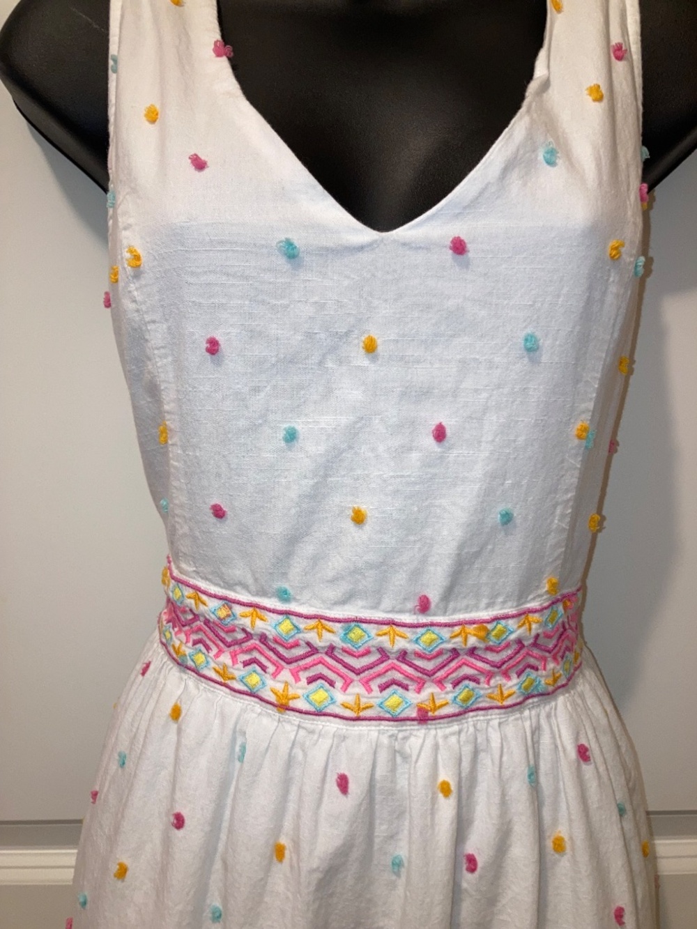 Crown & ivy White Sleeveless Maxi Dress with Colorful Embroidery - Size: 10 - Picture 11 of 13